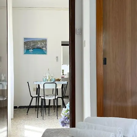 Apartament Wine Black Fronte Mare Iun R2882