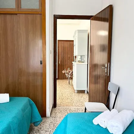 Apartament Wine Black Fronte Mare Iun R2882